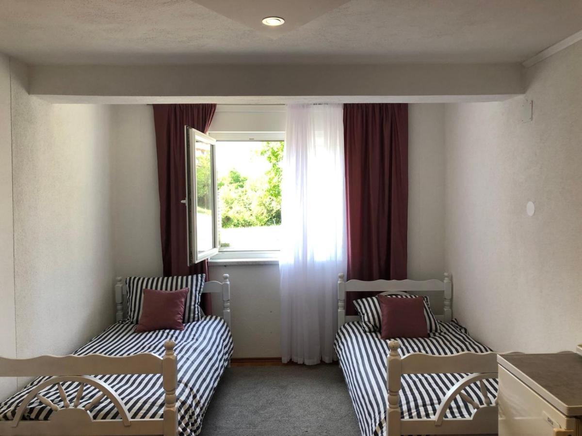 Quarto em Acomodações Particulares Sobe Kod Bolnice Paprikovac *